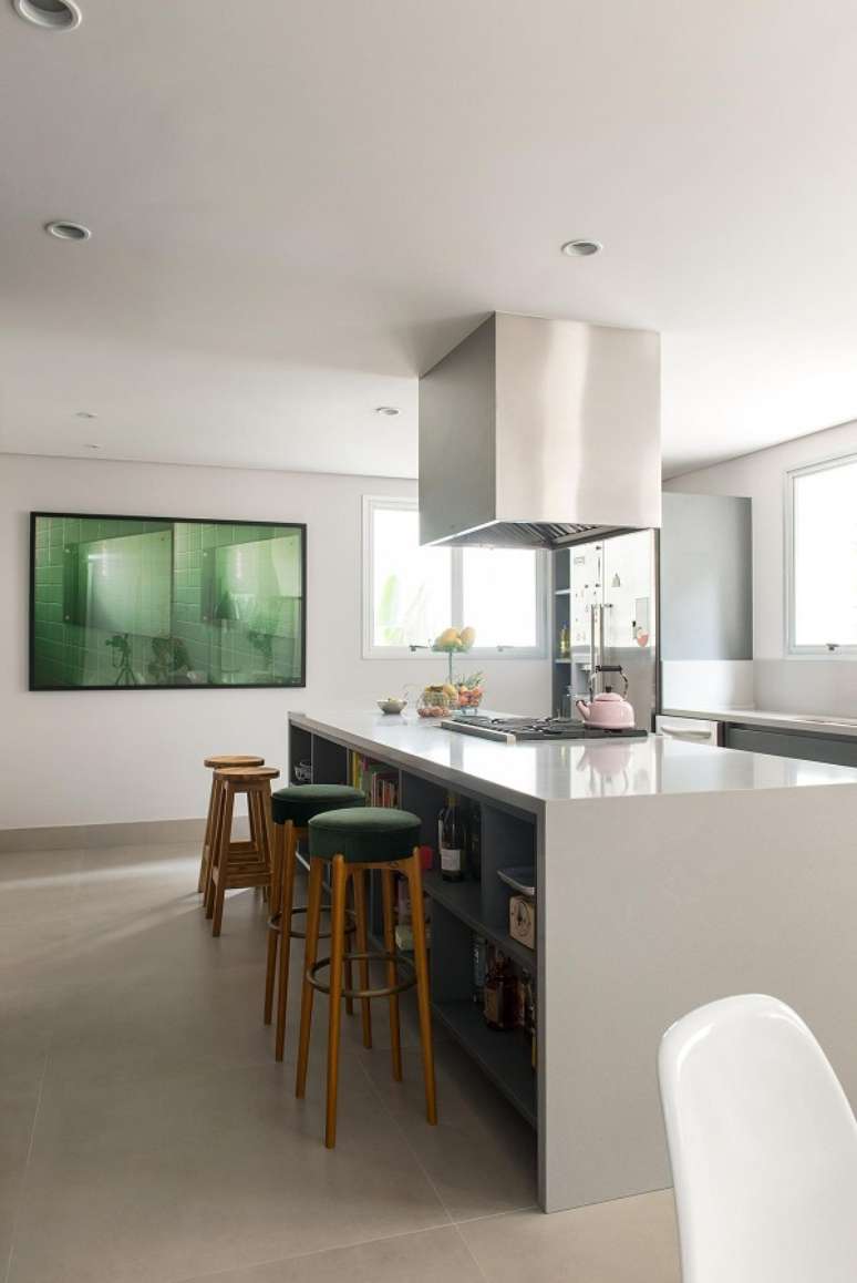 29. Cozinha decorada com cores que combinam com verde e bancada cinza – Foto Antonio Ferreira Junior e Mario Celso Bernardes