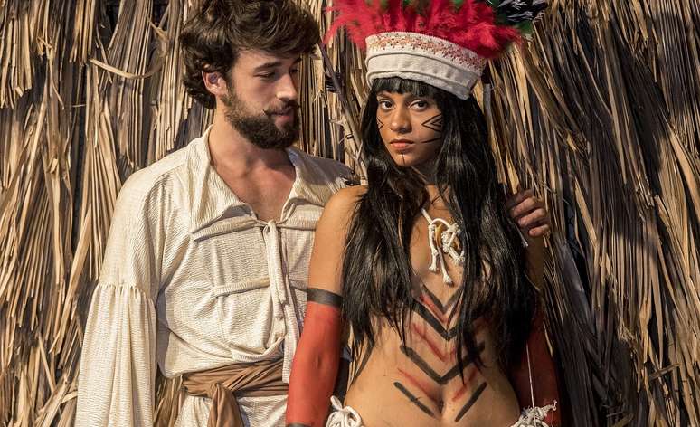 Atores da pe&ccedil;a 'Iracema dos l&aacute;bios de mel: o musical' interpretam o casal Martim e Iracema, no Theatro Jos&eacute; de Alencar.