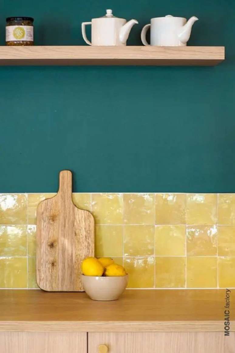 45. Revestimento de cozinha amarelo com tinta de parede verde – Foto Digs Digs