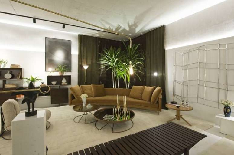 26. Cores que combinam com verde para sofá moderno de veludo – Foto Casacor Ceara 17