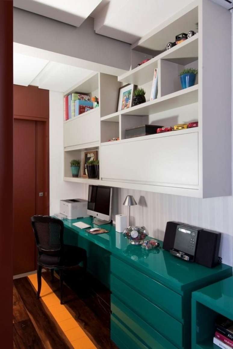 36. Mesa de escritório decorado com cores que combinam com verde – Foto Ana Yoshida