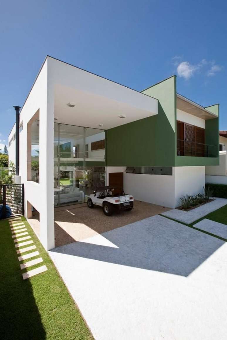 34. Fachada de casa decorada com cores que combinam com verde e branco – Foto FCStudio