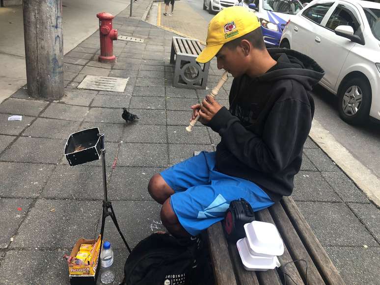 Samuel, que trabalha desde os 8 anos, sonha em um dia poder cursar a faculdade de música