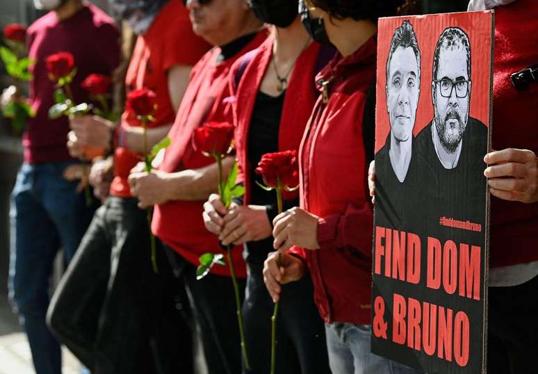 Manifestantes e familiares de Dom Phillips participam de protesto na frente da embaixada brasileira em Londres, cobrando empenho nas buscas pelo jornalista e o indigenista Bruno Pereira, desaparecidos desde domingo, 5.