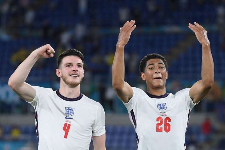 Bellingham (à dir.) é uma das principais apostas para o futuro do futebol inglês (Foto: ETTORE FERRARI / POOL / AFP)