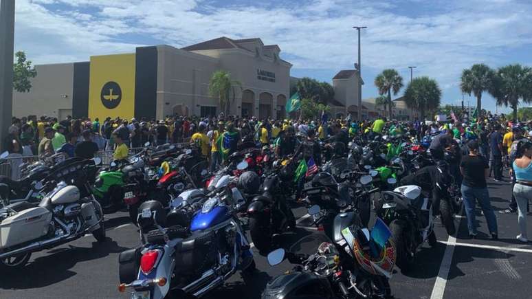 Concentração da motociata pró-Bolsonaro em Orlando, em frente à Igreja da Lagoinha, que terá participação do presidente