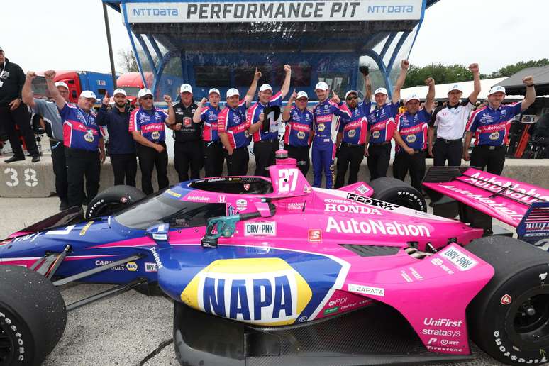 Alexander Rossi celebra pole-position do GP de Road America 