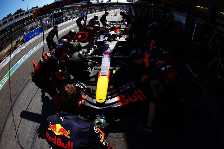 Red Bull trabalhando no carro de Verstappen em Baku