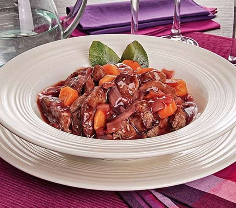 Bife bourguignon (Reprodução / Guia da Cozinha)