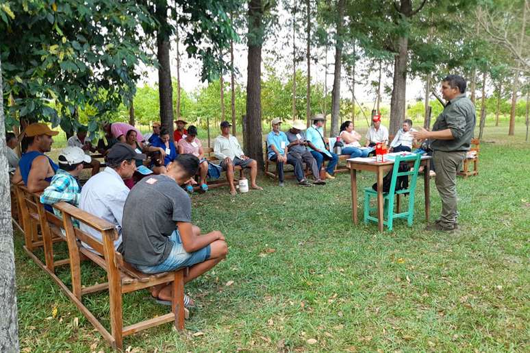 Reuni&atilde;o de um Conselho de Saneamento no Paraguai, assembleia popular que define uso da &aacute;gua em uma comunidade