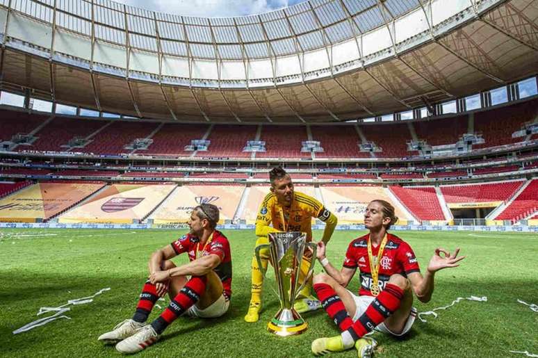 Diego Ribas, Diego Alves e Filipe Luís formam a Geração 85 (Foto: Marcelo Cortes/Flamengo)