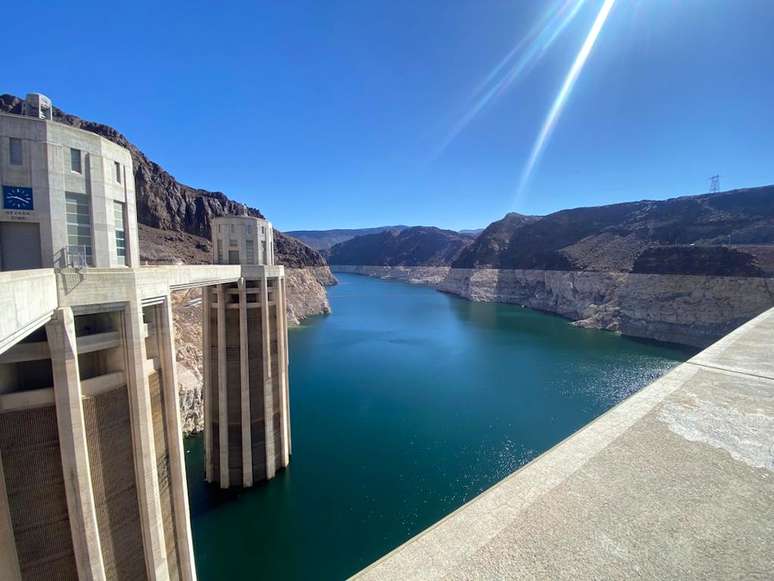 Lago Mead é maior reservatório de água dos Estados Unidos e foi criado pela represa Hoover, construída na década de 1930