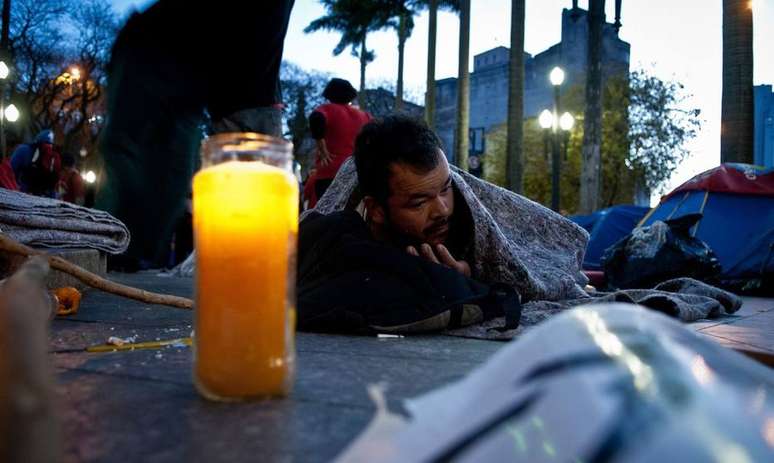 São Paulo amanhece com frio intenso nesta segunda-feira; Governo do Estado acolhe pessoas em situação de rua dentro de estação do metrô