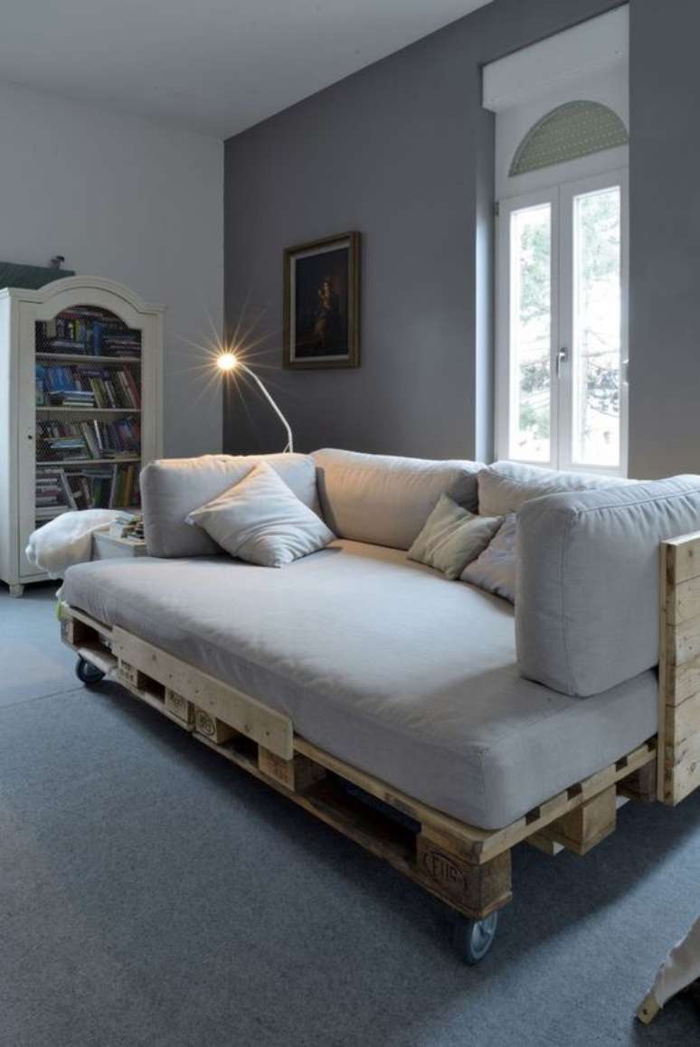 17. Sofá de pallet simples e confortável para sala de estar – Via: Hanty