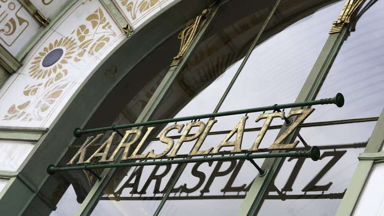 Karlplatz, uma das pra&ccedil;as mais famosas da capital Viena