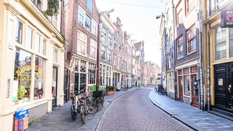 Rua Zeedijk, em Amsterd&atilde;