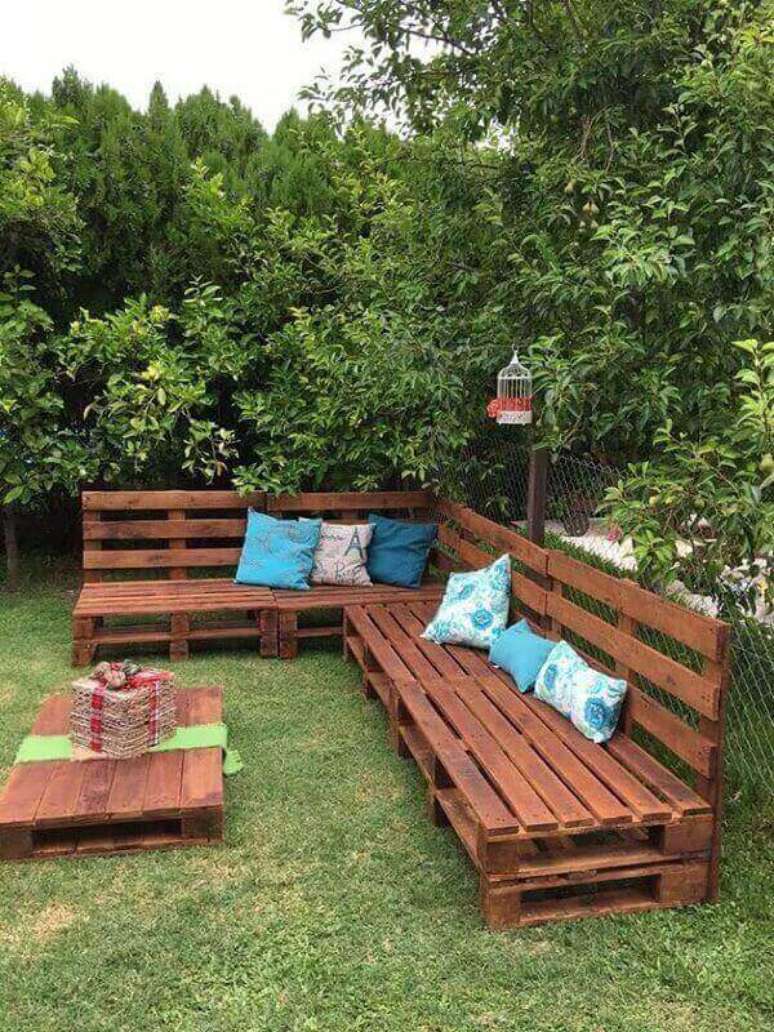 26. Jardim com sofá e mesa de centro de pallets – Via: Pallet Wood Projects