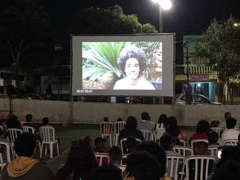 Moradores da região de Lajeado, em Guaianases, se reúnem para assistir aos filmes no campo de várzea @Douglas Evangelista