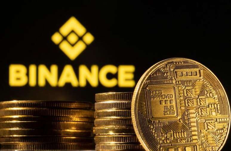 Representação de criptomoeda em frente ao logotipo da Binance
04/03/2022
REUTERS/Dado Ruvic