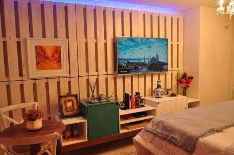 33. Parede de pallet na decoração do quarto de casal – Via: Pallet Design