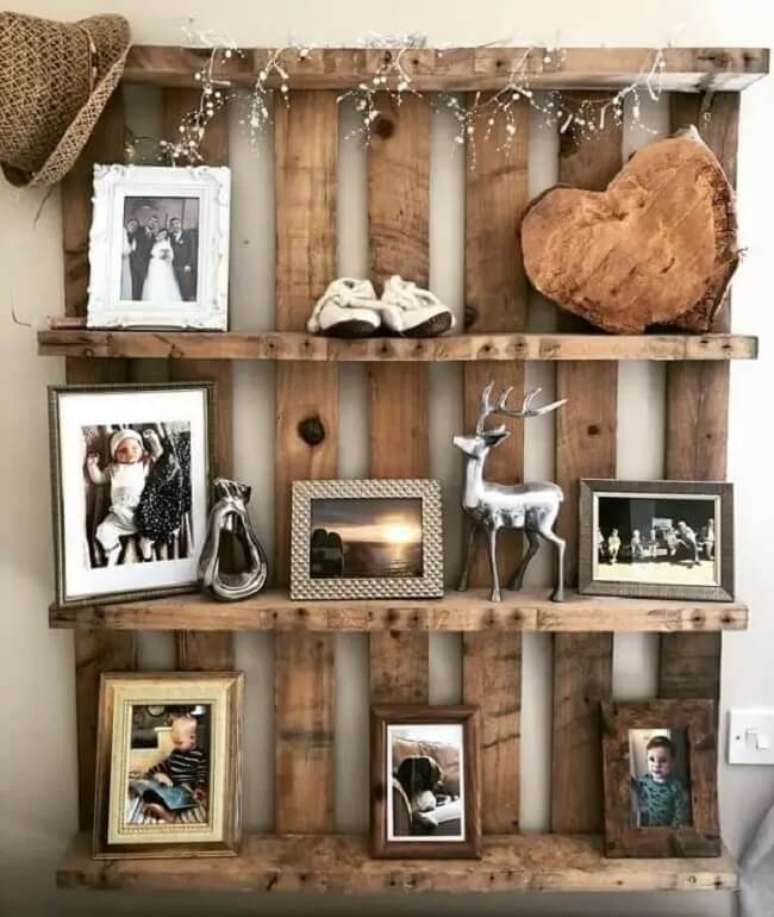 98. Decore a prateleira de pallet com diversas fotos. Fonte: Mini Country Home