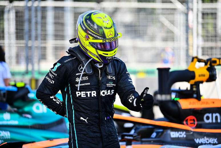 Hamilton saiu do carro com dores nas costas