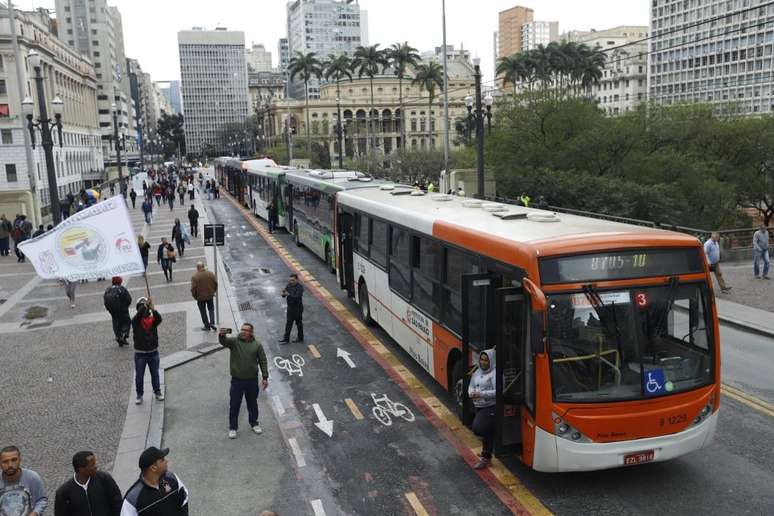 Motoristas de ônibus confirmam greve em SP a partir desta terça