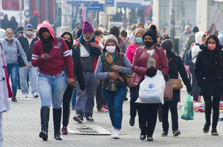 Pessoas agasalhadas enfrentam manhã de frio intenso na Grande São Paulo, nesta segunda-feira, 13 de junho de 2022