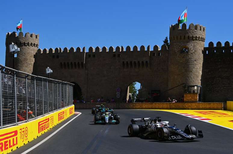 Pierre Gasly à frente de Lewis Hamilton