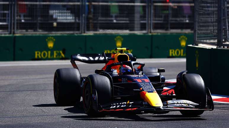 Perez liderou as voltas iniciais, mas foi superado por Verstappen