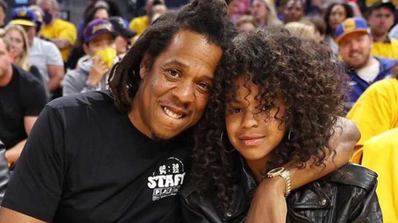 Blue Ivy assiste a jogo de basquete com o pai, Jay-Z.