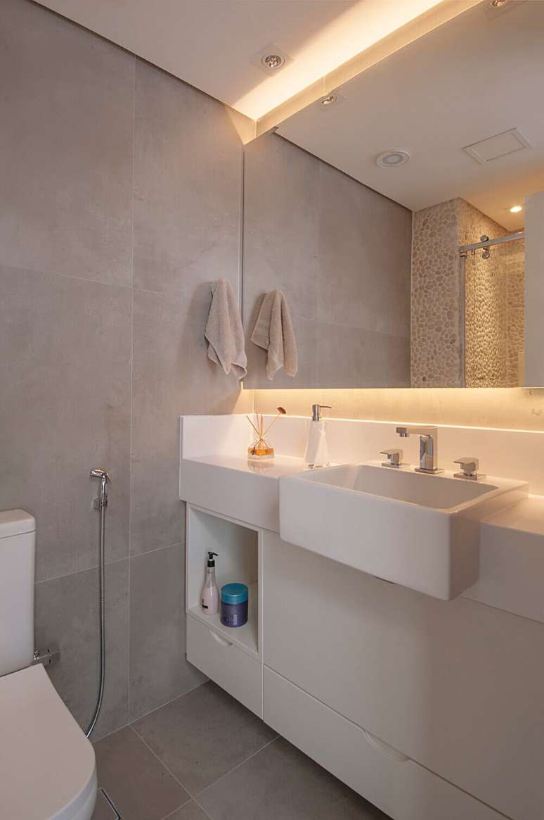 18. A luz de LED atrás do espelho traz um toque especial para a decoração do banheiro. Foto: Luis Gomes
