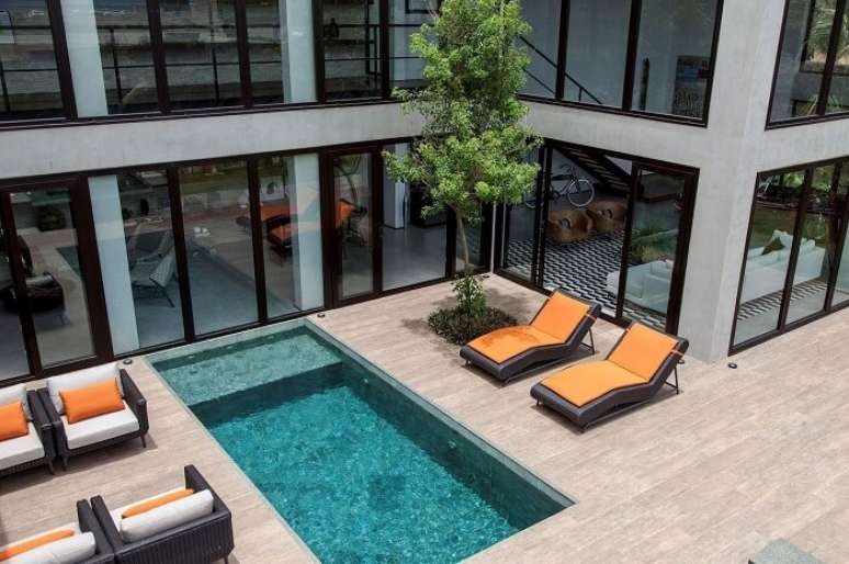 3. Casa com piscina retangular e fachada envidraçada. Fonte: SQ Arquitetos Associados