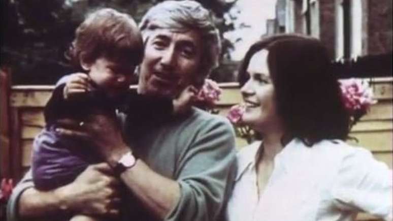 Georgi Markov era um escritor conhecido na Bulg&aacute;ria, de onde desertou em 1969. Ele trabalhava no Servi&ccedil;o B&uacute;lgaro da BBC, em Londres. Na foto, ele aparece com sua esposa Annabel e a filha, Alexandra-Raina