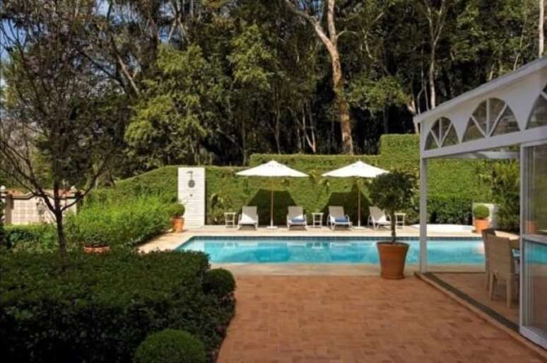 14. Projeto de casa com piscina retangular e jardim. Fonte: Silvana Lara Nogueira