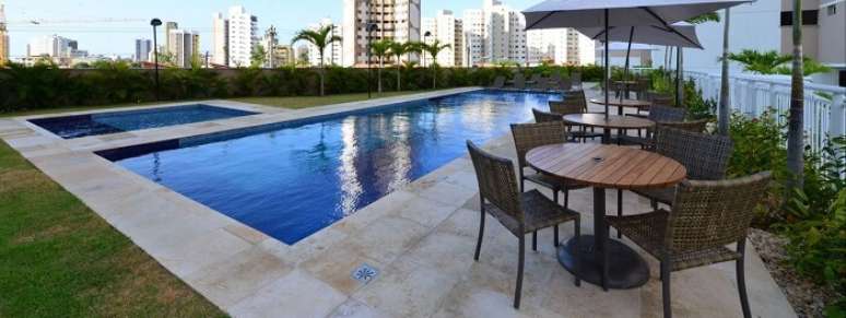 28. Condomínio residencial com piscina retangular. Fonte: Gisele Gaiguer