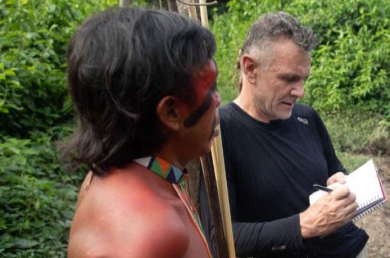 Dom Phillips em conversa com moradores da Amazônia durante uma de suas viagens à Amazônia