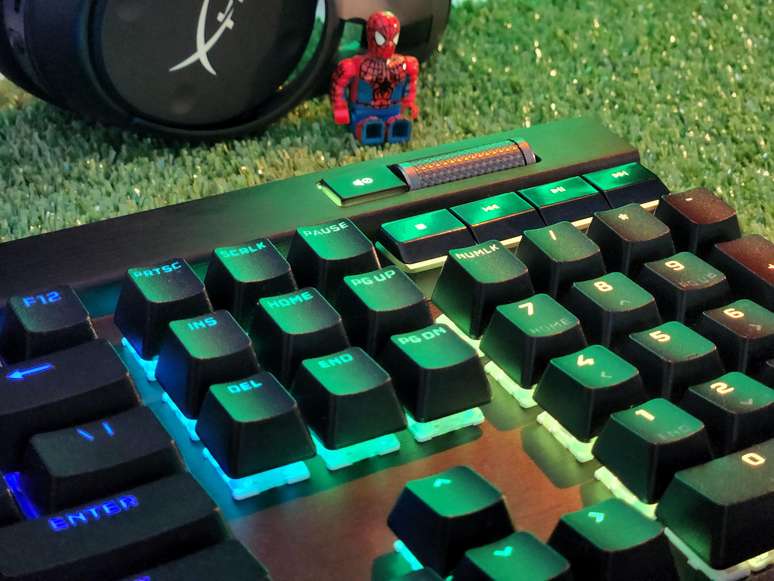 É um teclado bem caro