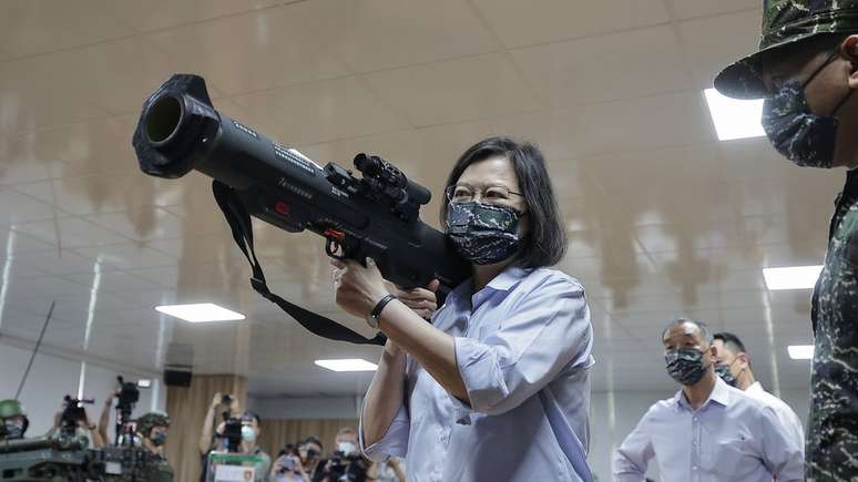 Presidente de Taiwan posou com lan&ccedil;ador de foguetes antitanque em foto do governo que viralizou recentemente