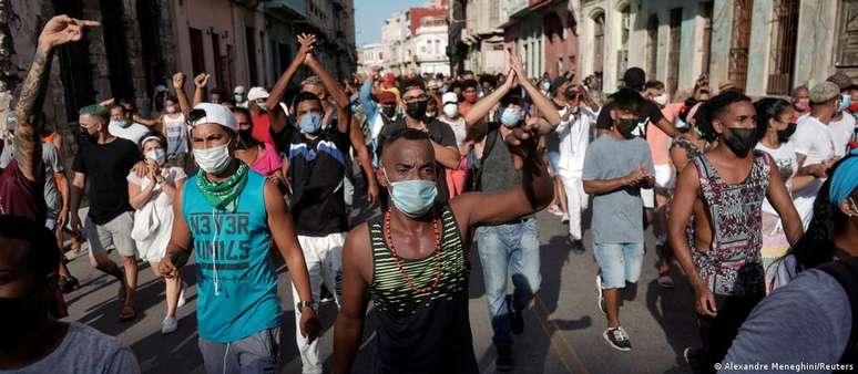 Manifestantes nas ruas de Havana em julho de 2021