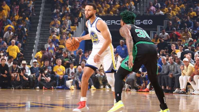 Curry não estava com as mãos calibradas na partida desta segunda-feira (Foto: Nathaniel S. Butler / AFP)