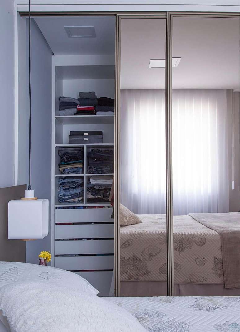 10. Mesmo com a metragem reduzida o arquiteto conseguiu instalar um instalar um closet no quarto da jovem. Foto: Luis Gomes