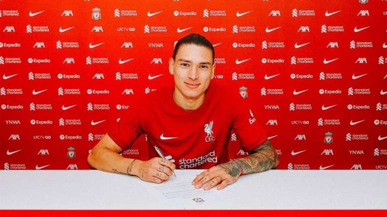 Darwin Núñez assinou contrato e foi anunciado pelo Liverpool (Foto: Divulgação / Liverpool)