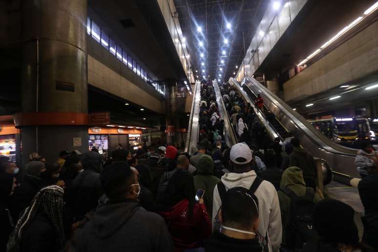 Com greve de ônibus, movimentação de passageiros se intensifica na entrada do metrô Itaquera, na capital paulista, na manhã desta terça-feira, 14 de junho de 2022