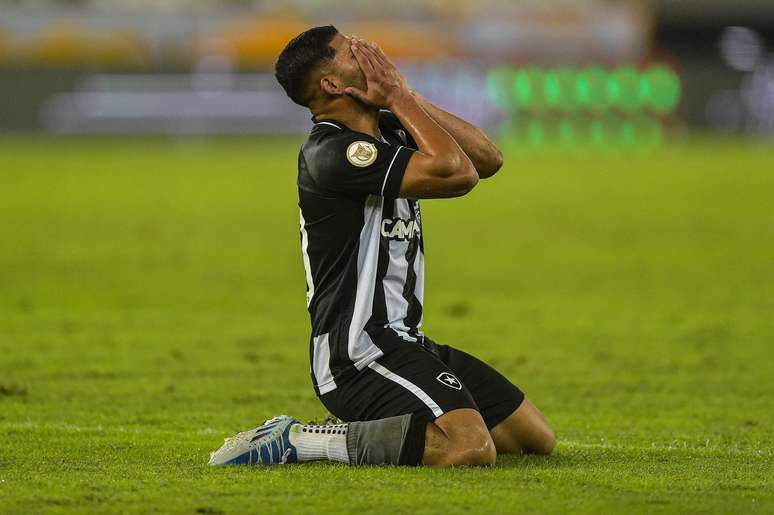 Erison, jogador do Botafogo, lamenta chance perdida durante partida contra o Avaí 