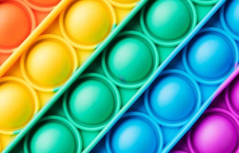 4. Invista em diversos itens decorativos para que a decora&ccedil;&atilde;o pop it fique completa! Fonte: Canva