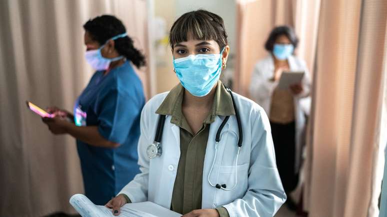 'Conflitos geracionais s&atilde;o comuns e desgastantes', diz Seleno Glauber, m&eacute;dico e coordenador da resid&ecirc;ncia em um hospital de Minas Gerais