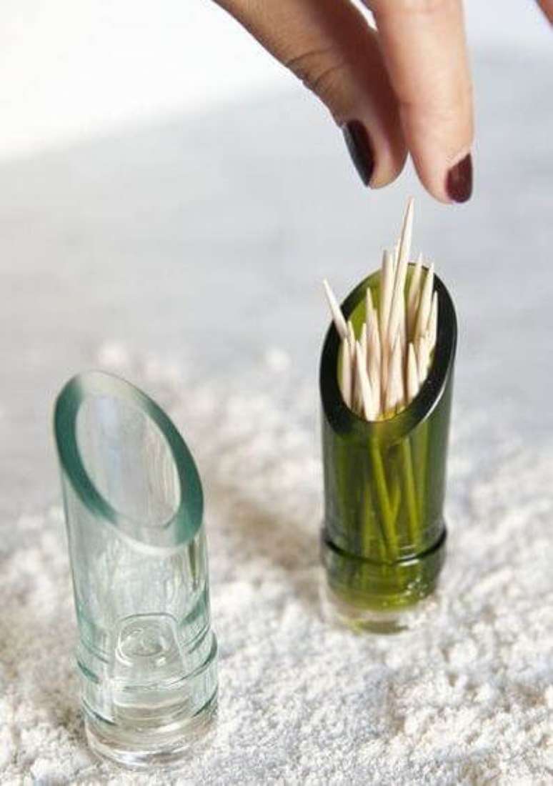 48. Artesanato para cozinha: paliteiro feito com garrafa de vidro. Fonte: Decor F&aacute;cil