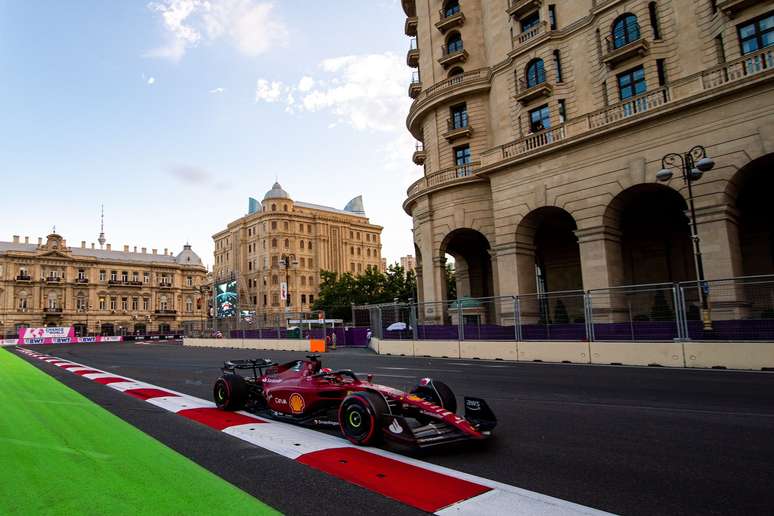 Charles Leclerc abandonou em Baku após largar na pole 