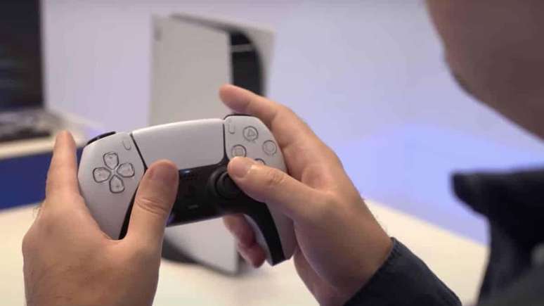 Usuários de PS5 relatam problema com monitores após atualização do console